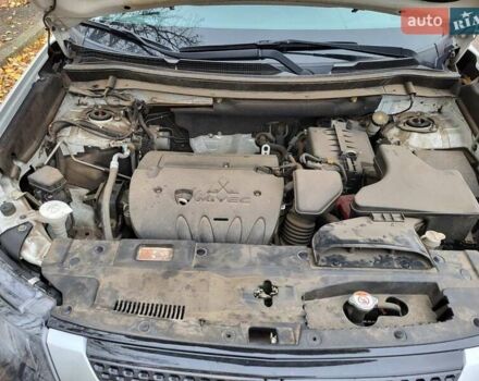 Белый Мицубиси Аутлендер, объемом двигателя 2.36 л и пробегом 55 тыс. км за 28000 $, фото 6 на Automoto.ua