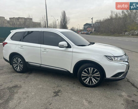 Белый Мицубиси Аутлендер, объемом двигателя 2.36 л и пробегом 59 тыс. км за 25000 $, фото 1 на Automoto.ua