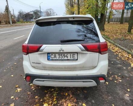 Белый Мицубиси Аутлендер, объемом двигателя 2.36 л и пробегом 55 тыс. км за 28000 $, фото 2 на Automoto.ua