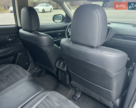 Белый Мицубиси Аутлендер, объемом двигателя 2.36 л и пробегом 59 тыс. км за 25000 $, фото 31 на Automoto.ua