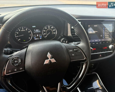 Білий Міцубісі Аутлендер, об'ємом двигуна 2.36 л та пробігом 84 тис. км за 19999 $, фото 2 на Automoto.ua
