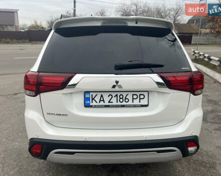 Белый Мицубиси Аутлендер, объемом двигателя 2.36 л и пробегом 59 тыс. км за 25000 $, фото 9 на Automoto.ua