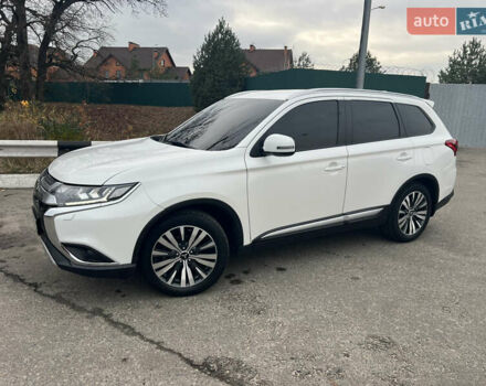 Белый Мицубиси Аутлендер, объемом двигателя 2.36 л и пробегом 59 тыс. км за 25000 $, фото 4 на Automoto.ua