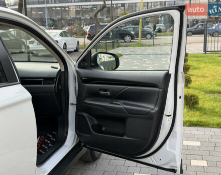 Білий Міцубісі Аутлендер, об'ємом двигуна 2 л та пробігом 52 тис. км за 21500 $, фото 41 на Automoto.ua