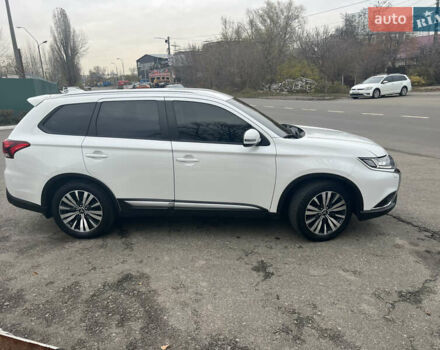 Белый Мицубиси Аутлендер, объемом двигателя 2.36 л и пробегом 59 тыс. км за 25000 $, фото 7 на Automoto.ua