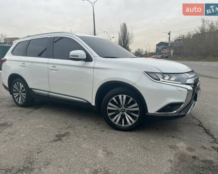 Белый Мицубиси Аутлендер, объемом двигателя 2.36 л и пробегом 59 тыс. км за 25000 $, фото 5 на Automoto.ua