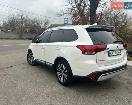 Белый Мицубиси Аутлендер, объемом двигателя 2.36 л и пробегом 59 тыс. км за 25000 $, фото 8 на Automoto.ua