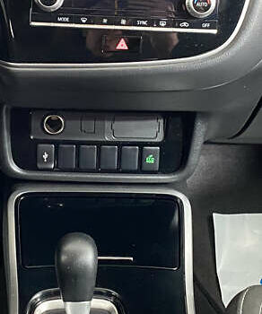 Белый Мицубиси Аутлендер, объемом двигателя 2.36 л и пробегом 39 тыс. км за 18350 $, фото 18 на Automoto.ua