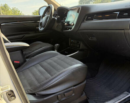 Білий Міцубісі Аутлендер, об'ємом двигуна 2.36 л та пробігом 111 тис. км за 19300 $, фото 7 на Automoto.ua