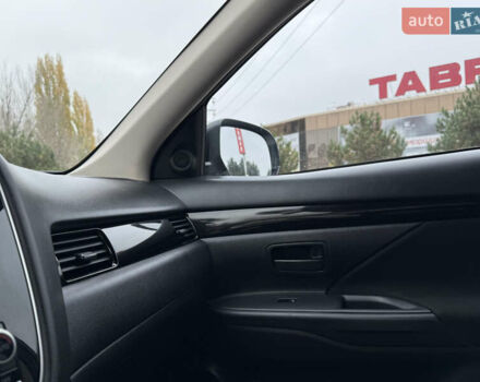 Білий Міцубісі Аутлендер, об'ємом двигуна 2 л та пробігом 63 тис. км за 20800 $, фото 26 на Automoto.ua