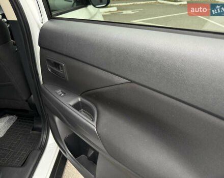 Білий Міцубісі Аутлендер, об'ємом двигуна 2 л та пробігом 63 тис. км за 20800 $, фото 38 на Automoto.ua