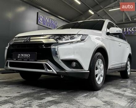 Белый Мицубиси Аутлендер, объемом двигателя 2 л и пробегом 30 тыс. км за 22500 $, фото 1 на Automoto.ua