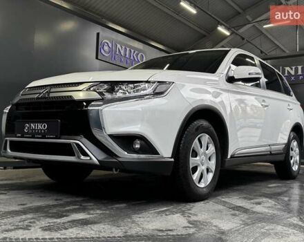 Белый Мицубиси Аутлендер, объемом двигателя 2 л и пробегом 30 тыс. км за 22500 $, фото 4 на Automoto.ua