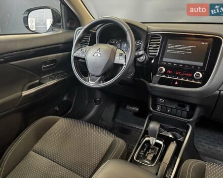 Белый Мицубиси Аутлендер, объемом двигателя 2 л и пробегом 30 тыс. км за 22500 $, фото 25 на Automoto.ua