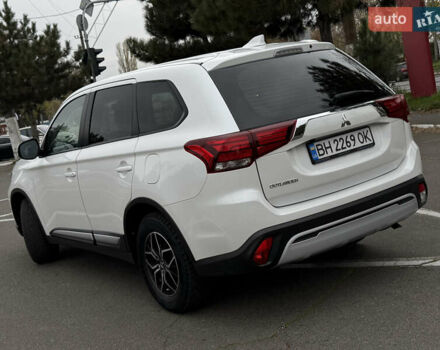 Білий Міцубісі Аутлендер, об'ємом двигуна 2 л та пробігом 63 тис. км за 20800 $, фото 5 на Automoto.ua