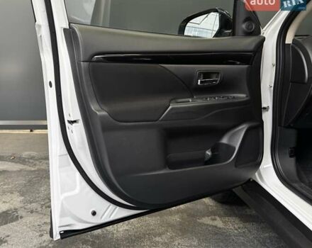 Белый Мицубиси Аутлендер, объемом двигателя 2 л и пробегом 30 тыс. км за 22500 $, фото 31 на Automoto.ua