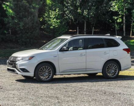 Білий Міцубісі Аутлендер, об'ємом двигуна 2.4 л та пробігом 28 тис. км за 12000 $, фото 2 на Automoto.ua