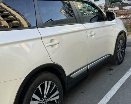 Белый Мицубиси Аутлендер, объемом двигателя 2 л и пробегом 143 тыс. км за 19999 $, фото 2 на Automoto.ua