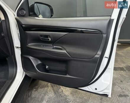 Белый Мицубиси Аутлендер, объемом двигателя 2 л и пробегом 30 тыс. км за 22500 $, фото 32 на Automoto.ua