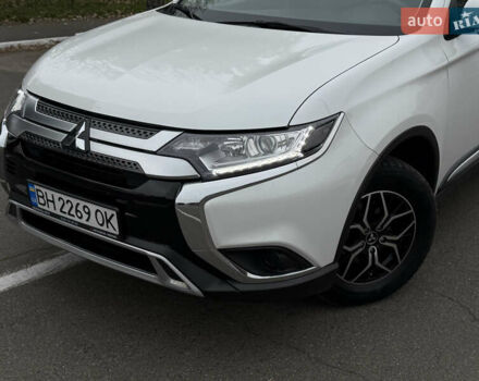 Білий Міцубісі Аутлендер, об'ємом двигуна 2 л та пробігом 63 тис. км за 20800 $, фото 2 на Automoto.ua