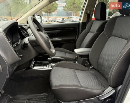 Білий Міцубісі Аутлендер, об'ємом двигуна 2 л та пробігом 63 тис. км за 20800 $, фото 28 на Automoto.ua