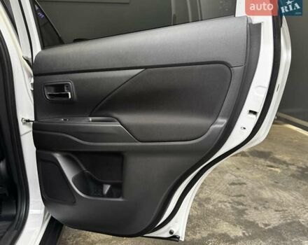 Белый Мицубиси Аутлендер, объемом двигателя 2 л и пробегом 30 тыс. км за 22500 $, фото 34 на Automoto.ua