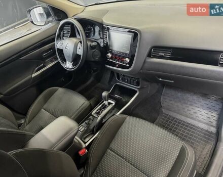 Белый Мицубиси Аутлендер, объемом двигателя 2 л и пробегом 30 тыс. км за 22500 $, фото 28 на Automoto.ua