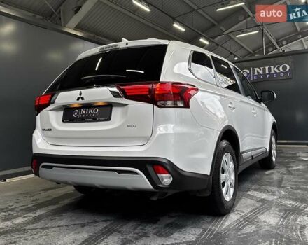 Белый Мицубиси Аутлендер, объемом двигателя 2 л и пробегом 30 тыс. км за 22500 $, фото 12 на Automoto.ua