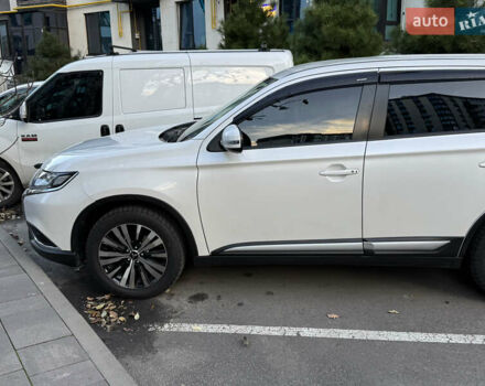 Белый Мицубиси Аутлендер, объемом двигателя 2 л и пробегом 143 тыс. км за 19999 $, фото 1 на Automoto.ua