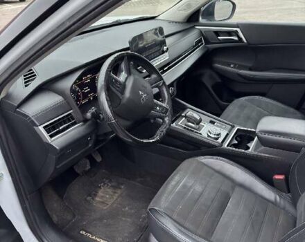 Белый Мицубиси Аутлендер, объемом двигателя 2.49 л и пробегом 913 тыс. км за 26000 $, фото 5 на Automoto.ua