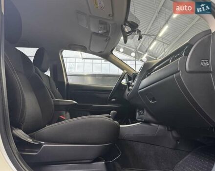 Белый Мицубиси Аутлендер, объемом двигателя 2 л и пробегом 30 тыс. км за 22500 $, фото 29 на Automoto.ua