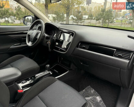 Білий Міцубісі Аутлендер, об'ємом двигуна 2 л та пробігом 63 тис. км за 20800 $, фото 39 на Automoto.ua