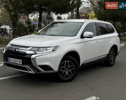 Білий Міцубісі Аутлендер, об'ємом двигуна 2 л та пробігом 63 тис. км за 20800 $, фото 1 на Automoto.ua