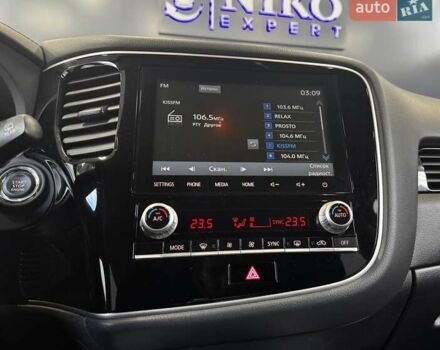 Белый Мицубиси Аутлендер, объемом двигателя 2 л и пробегом 30 тыс. км за 22500 $, фото 26 на Automoto.ua