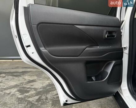 Белый Мицубиси Аутлендер, объемом двигателя 2 л и пробегом 30 тыс. км за 22500 $, фото 33 на Automoto.ua