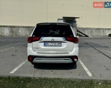 Белый Мицубиси Аутлендер, объемом двигателя 2.36 л и пробегом 60 тыс. км за 29900 $, фото 2 на Automoto.ua