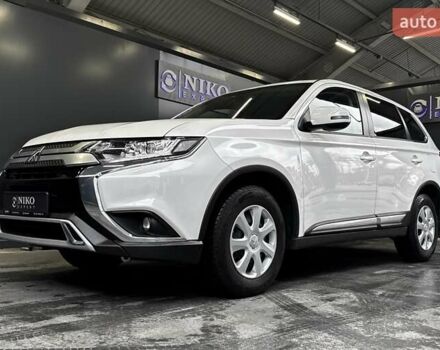 Белый Мицубиси Аутлендер, объемом двигателя 2 л и пробегом 30 тыс. км за 22500 $, фото 5 на Automoto.ua