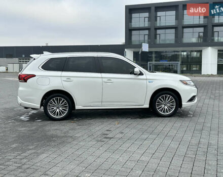 Білий Міцубісі Аутлендер, об'ємом двигуна 2.36 л та пробігом 81 тис. км за 24500 $, фото 7 на Automoto.ua