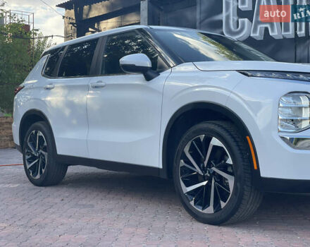 Белый Мицубиси Аутлендер, объемом двигателя 2.49 л и пробегом 62 тыс. км за 25000 $, фото 1 на Automoto.ua