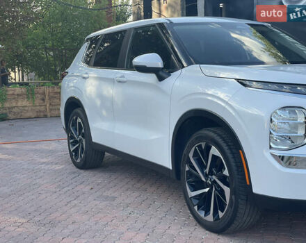 Белый Мицубиси Аутлендер, объемом двигателя 2.49 л и пробегом 62 тыс. км за 25000 $, фото 2 на Automoto.ua