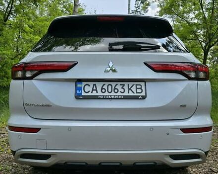 Белый Мицубиси Аутлендер, объемом двигателя 2.49 л и пробегом 13 тыс. км за 30000 $, фото 2 на Automoto.ua