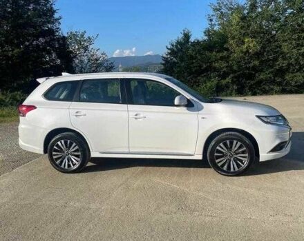 Белый Мицубиси Аутлендер, объемом двигателя 2 л и пробегом 77 тыс. км за 18200 $, фото 2 на Automoto.ua