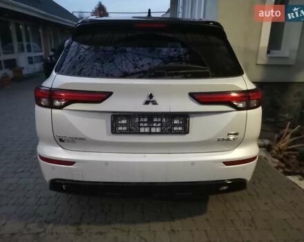 Белый Мицубиси Аутлендер, объемом двигателя 2.4 л и пробегом 61 тыс. км за 37000 $, фото 3 на Automoto.ua