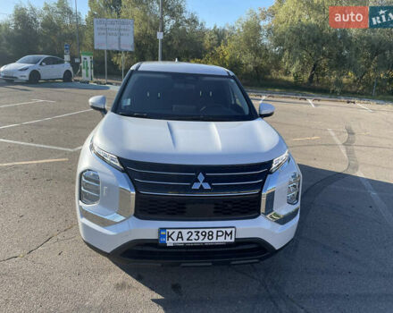 Белый Мицубиси Аутлендер, объемом двигателя 2.36 л и пробегом 33 тыс. км за 34600 $, фото 5 на Automoto.ua