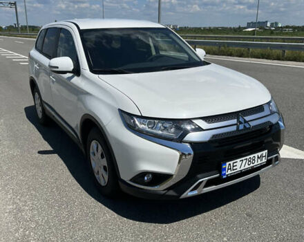 Белый Мицубиси Аутлендер, объемом двигателя 2 л и пробегом 9 тыс. км за 25000 $, фото 1 на Automoto.ua