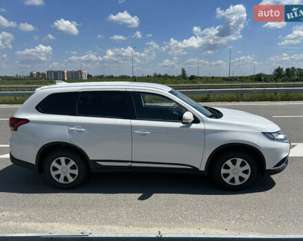 Белый Мицубиси Аутлендер, объемом двигателя 2 л и пробегом 9 тыс. км за 25000 $, фото 4 на Automoto.ua