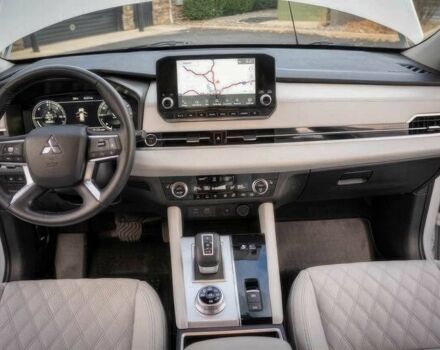 Белый Мицубиси Аутлендер, объемом двигателя 2.4 л и пробегом 30 тыс. км за 14000 $, фото 6 на Automoto.ua