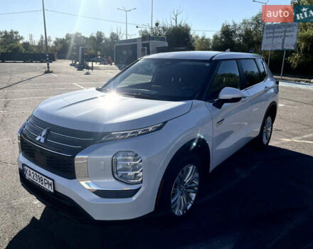 Белый Мицубиси Аутлендер, объемом двигателя 2.36 л и пробегом 33 тыс. км за 34600 $, фото 2 на Automoto.ua