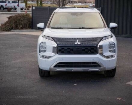 Белый Мицубиси Аутлендер, объемом двигателя 2.4 л и пробегом 30 тыс. км за 14000 $, фото 1 на Automoto.ua