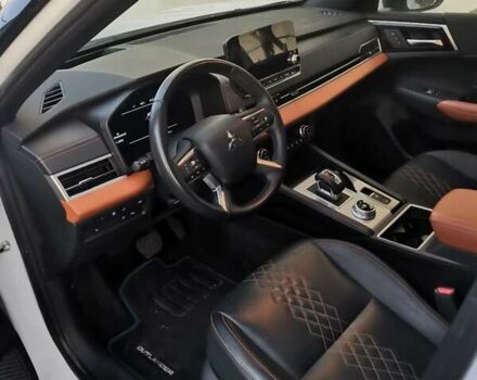 Белый Мицубиси Аутлендер, объемом двигателя 2.4 л и пробегом 61 тыс. км за 37000 $, фото 6 на Automoto.ua